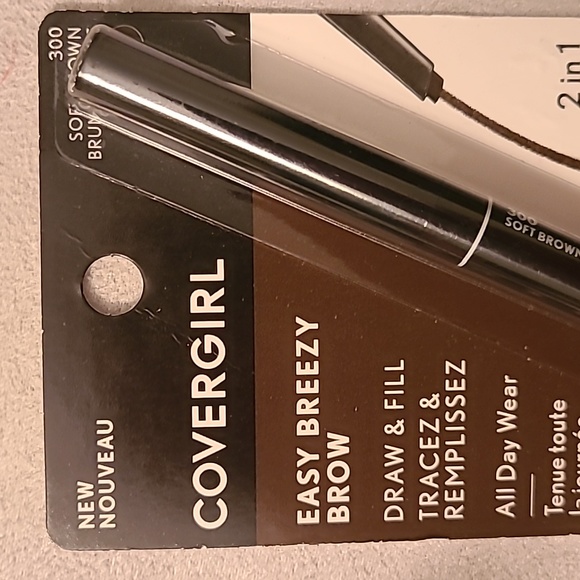 COVERGIRL MAKEUP BUNDLE OF 4 ITEMS - Picture 4 of 9